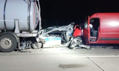 Radiowóz zmiażdżony w wypadku na autostradzie A4. Fot. KP SP w Jaworze