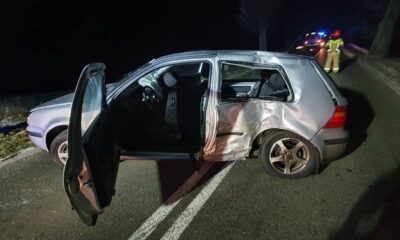 Volkswagen rozbity po uderzeniu w drzewo. Prowadził go 18-letni kierowca Fot. Policja