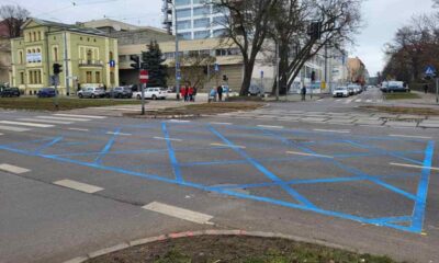 Blue box namalowany na skrzyżowaniu w Szczecinie Źródło: Facebook/Piotr Krzystek