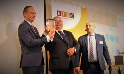 Minister Andrzej Adamczyk i wiceminster Rafał Weber odbierający PIN Award 2023 z rąk szefa ETSC Antonio Avenoso Fot. ETSC