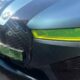 Elektryczne BMW z pomalowanymi na zielono reflektorami Fot. Policja