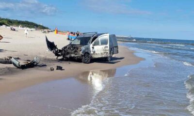 Samochód rozbity na plaży w Łebie Źródło: Twitter/Sebastian Kluska