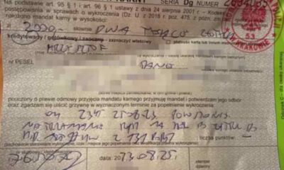 Mandat w kwocie 2 tys. zł za nietrzymanie rąk na kierownicy podczas kontroli pojazdu, wystawiony przez funkcjonariuszy z Krakowa Źródło: YouTube/Bandyci drogowi