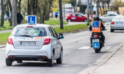 W większości ośrodków egzamin na prawo jazdy kategorii A wygląda dziś tak, że egzaminator jedzie samochodem za kursantem i wymyśla mu zadania oraz je na bieżąco ocenia. To niebezpieczne rozproszenie uwagi Fot. Maciej Czarniak/Trojmiasto.pl