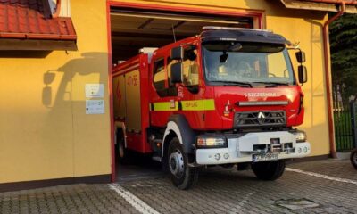Wóz strażaków w remizie w Łęgu Źródło: Facebook/OSP Łęg