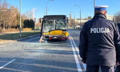 Zniszczony autobus miejski po wypadku w Warszawie Fot. Policja
