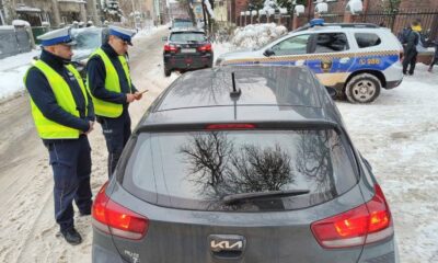 Chorzowska policja podczas inauguracji akcji, w której wręczała ulotki kierowcom parkującym nieprawidłowo przy szkolnym przejściu dla pieszych Fot. Policja