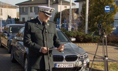 Artur Czapiewski, Główny Inspektor Transportu Drogowego a w tle samochody, które jego zdaniem kupiono niecelowo Źródło: TVN24