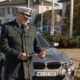 Artur Czapiewski, Główny Inspektor Transportu Drogowego a w tle samochody, które jego zdaniem kupiono niecelowo Źródło: TVN24