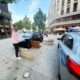 Szymon Nieradka i jego skoda felicja zaparkowana na deptaku w stolicy. Fot. arch. prywatne